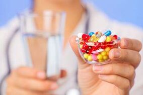 Lékař předepisuje antibiotika pro léčbu prostatitidy