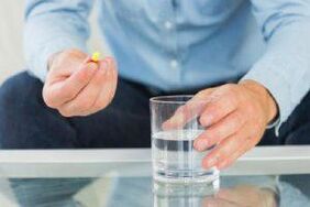 Muž bere účinné antibiotikum na prostatitidu