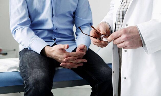 Muž u lékaře s příznaky prostatitidy